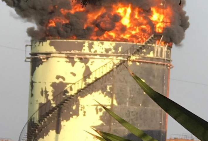 لبنان: اندلاع حريق في مخزن للوقود في الزهراني 